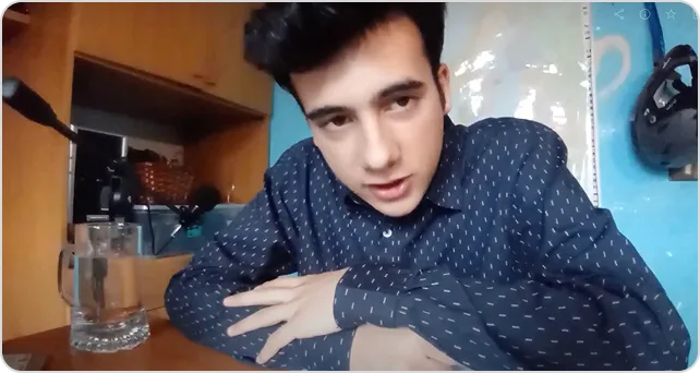 Andrei qualche anno fa, appoggiato a un tavolo mentre parla alla telecamera.